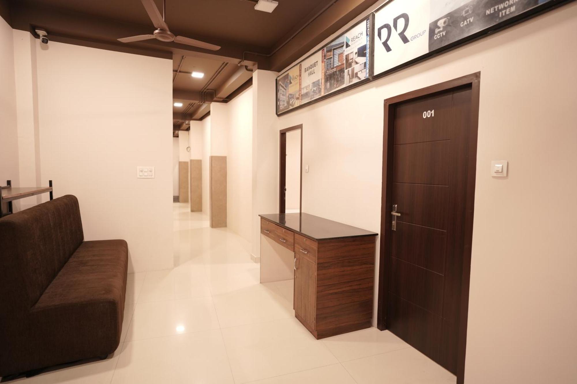 Готель Reach Residency Kochi Екстер'єр фото